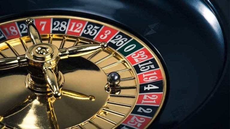 kyat10 ဘင်ဂို Bingo Card ဂဏန်းများ မှတ်သားကာ 75-Ball ကစားနေသောမြင်ကွင်း